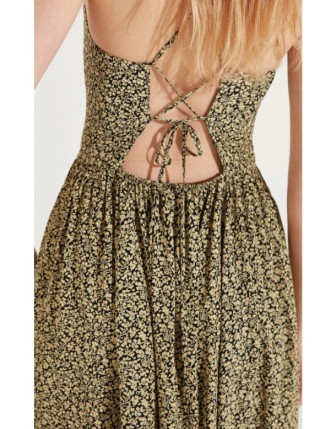 Sırt dekolteli çiçekli elbise