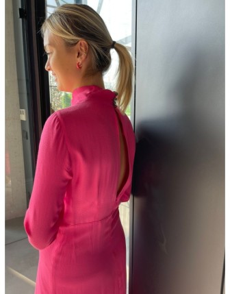 Degaje yaka sırtı pencereli elbise