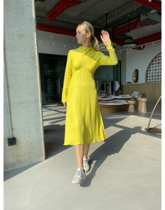 Degaje yaka sırtı pencereli elbise