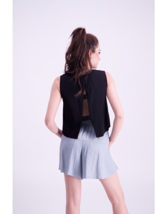 Sırtı pencereli kolsuz üst